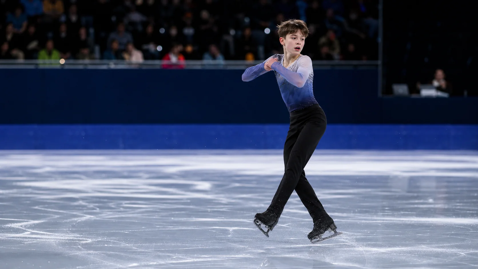 Юная фигуристка исполняет произвольную программу на этапе Junior Grand Prix